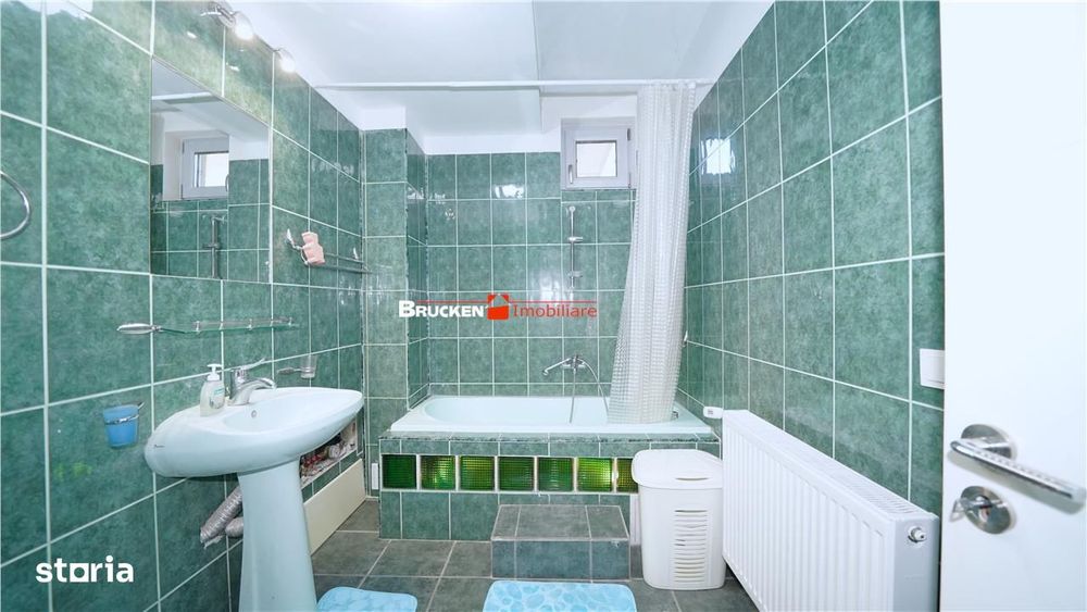 Apartament cu terasa, curte si parcare, intr-o zona linistita de case