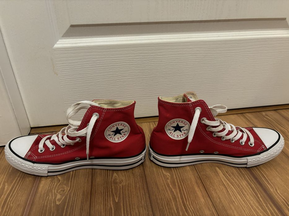 Tenesi Converse rosii