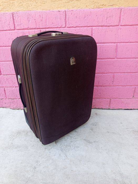 Продаётся ( чемодан ) .