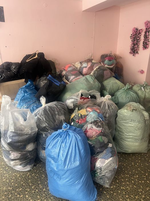 Щендери за дрехи, търговско оборудване и аутлет дрехи
