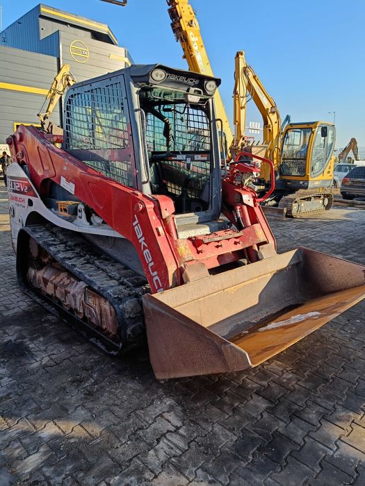 Верижен мини челен товарач Takeuchi TL12V-2 6000кг ПОД НАЕМ
