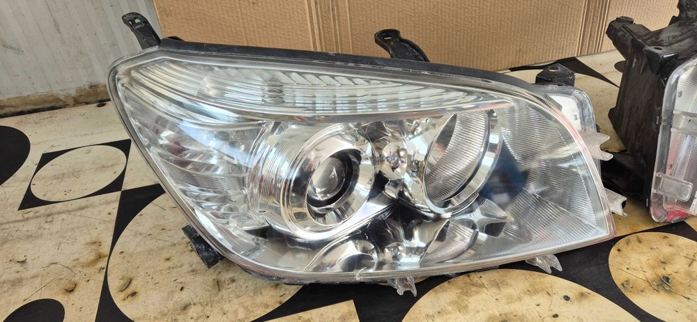 Оригинални фарове за Toyota RAV4