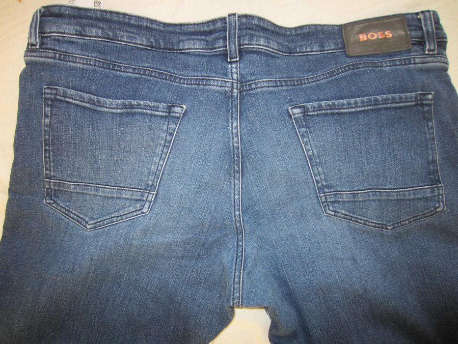Blugi Hugo Boss, model Maine, masura W40 L34, Talie=104cm,Lung=105cm,croiala dreapta,fermoar 99%bumbac+ 1%elasthan, stare f.buna, fabricati in Tunisia