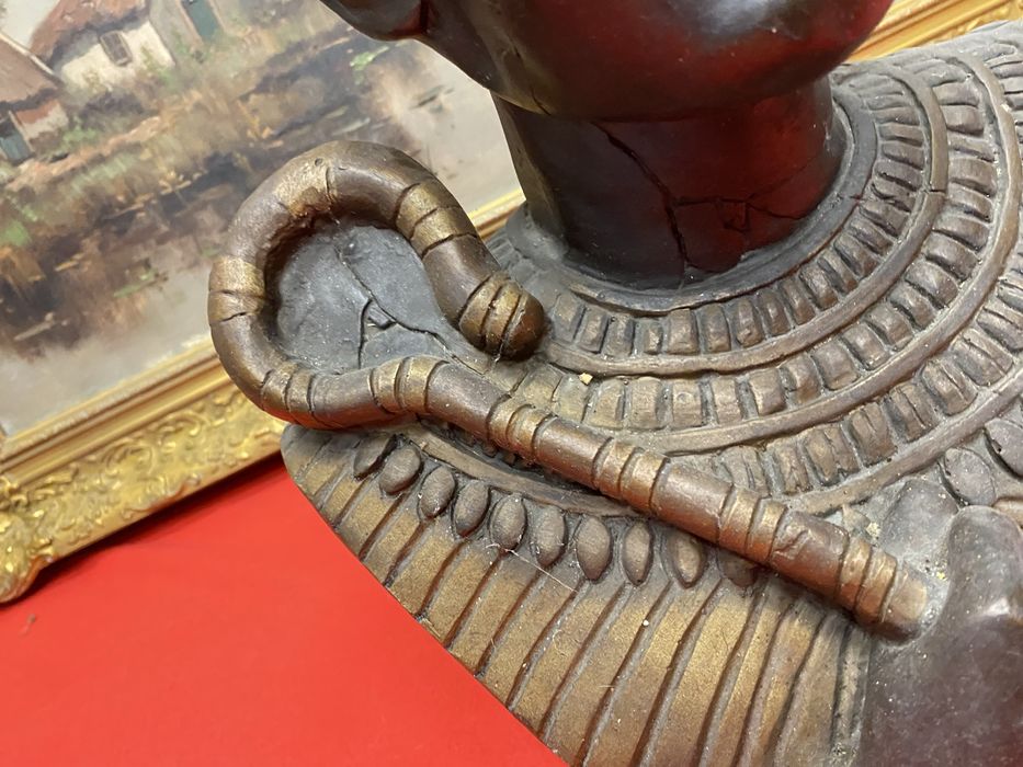 Стар бюст египетски фараон