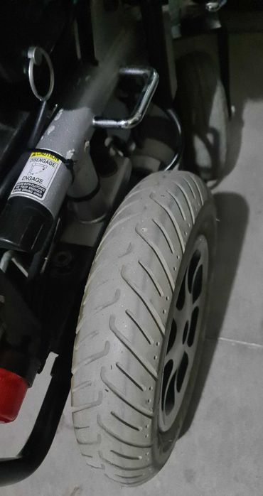 Carucior electric cu lumini pentru disabili ,batrani 3250 lei