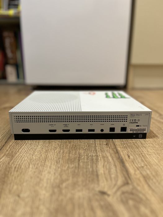 Xbox One S 1TB + Venom станция + Assassin's Creed Odyssey