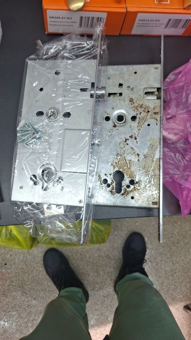 Плотник, мастер по дверям,