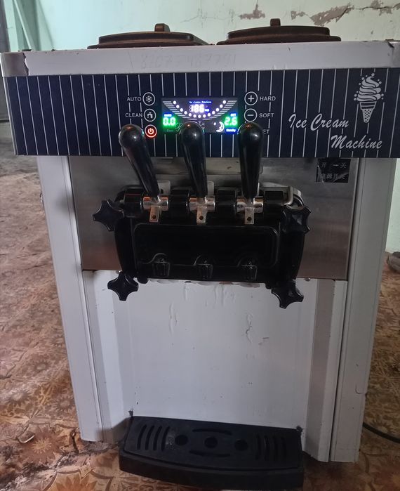 Продам настольный фризер аппарат для разливного мороженое на столнн в