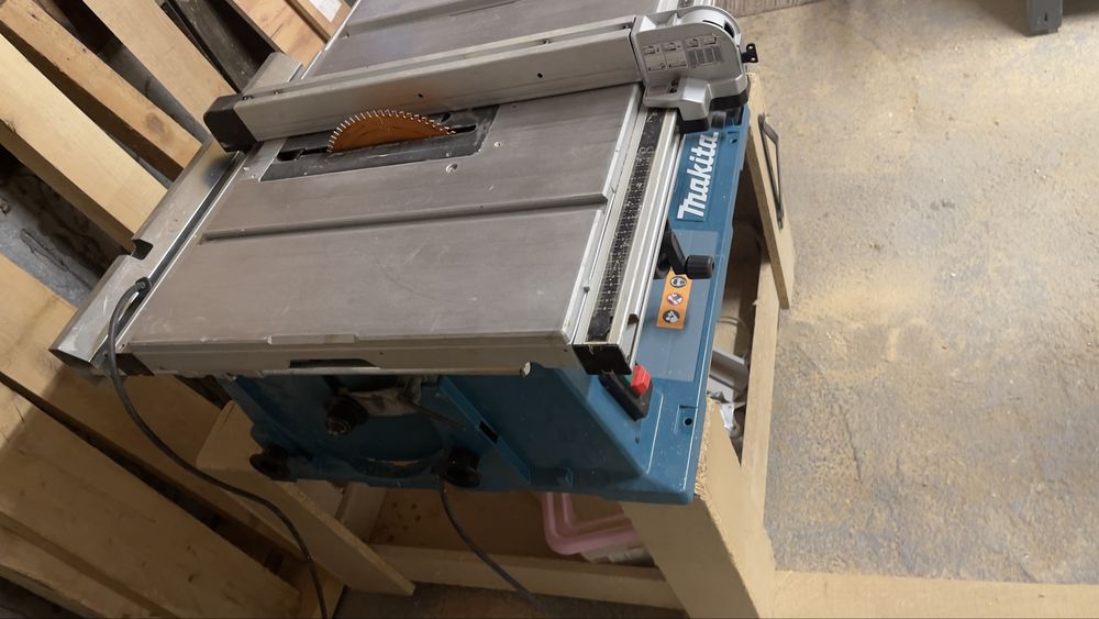 Настолен циркуляр Makita 2704N