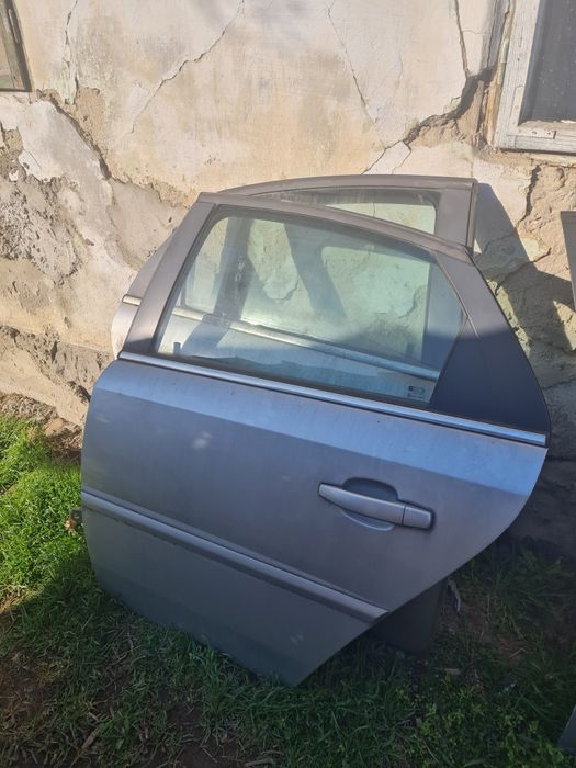 Vând uși spate stânga, dreapta haion,geamuri fixe Opel Vectra C 1.9