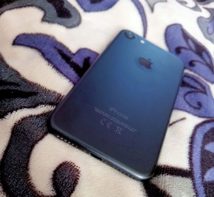 Айфон 7 продам .