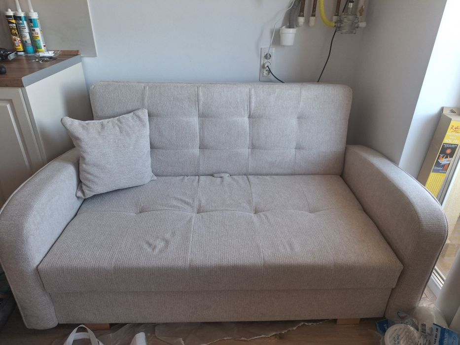 De vânzare canapea extensibilă elegantă și compactă