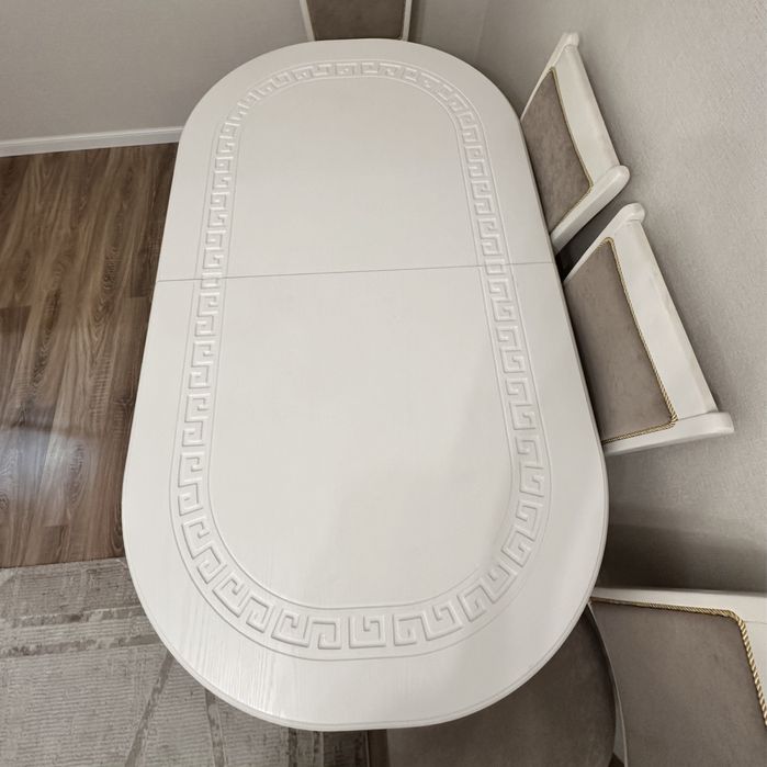 Продаётся раздвижной стол с комплектом стульев