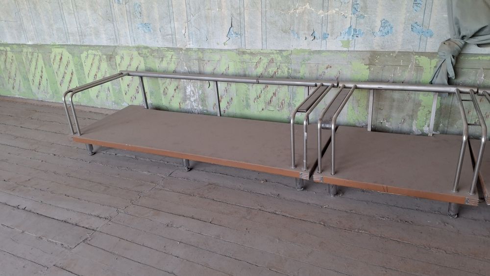 Продам два кресла и диван.