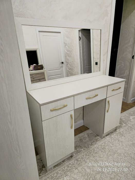 Комод с зеркалом
