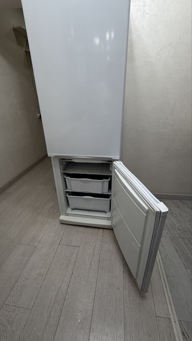 Продам холодильник Indesit
