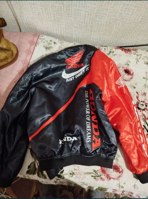 Обменяю эксклюзивную, фирменную куртку от корпорации HONDA.