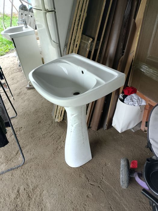 Раковина с ножкой.