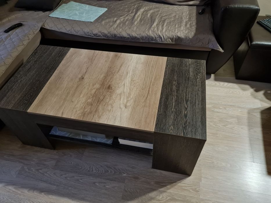 Дървена холна маса