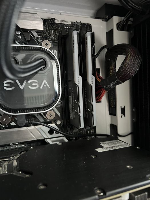 PC Gaming Ryzen 7 2700X / GTX 1070 / 16GB DDR4 vand componente
