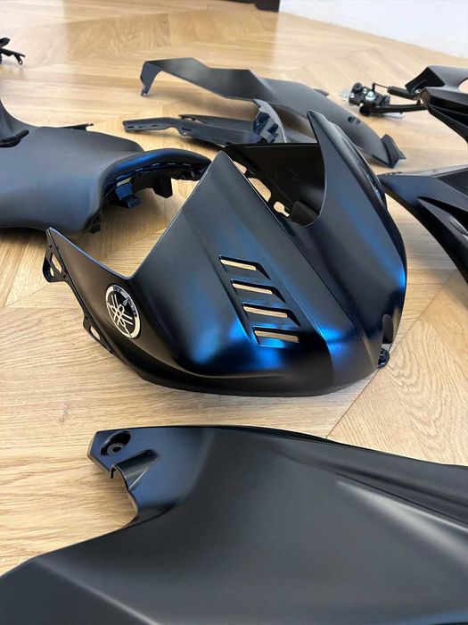 YAMAHA R6 - Pachet COMPLET CARENE NEGRE OEM Yamaha YZF-R6 RJ27 + accesorii + componente montaj (inclus)