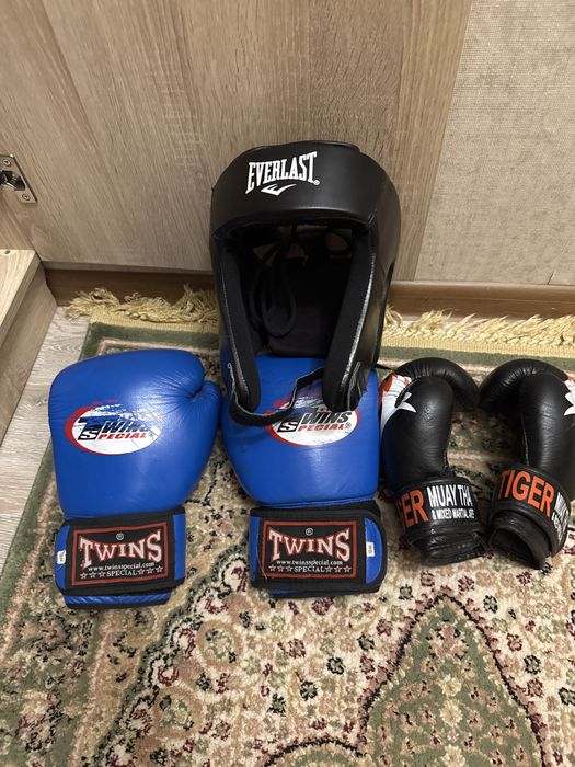 Боксерские перчатки и боксерский шлем