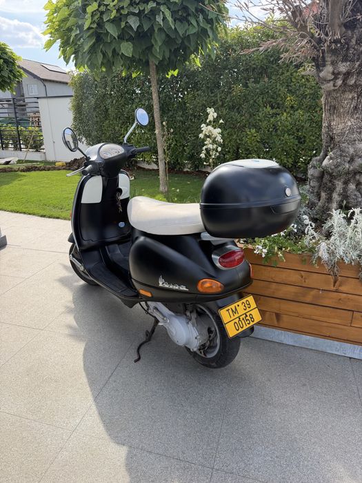 Scuter Piaggio Vespa negru foarte frumos