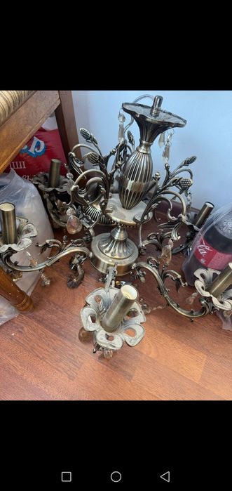 Продам люстру в гостиной