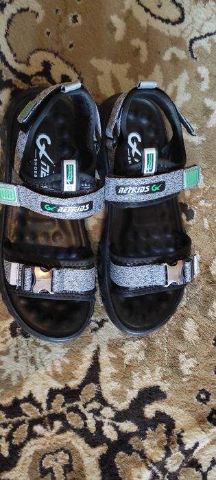Продавам нови сандали