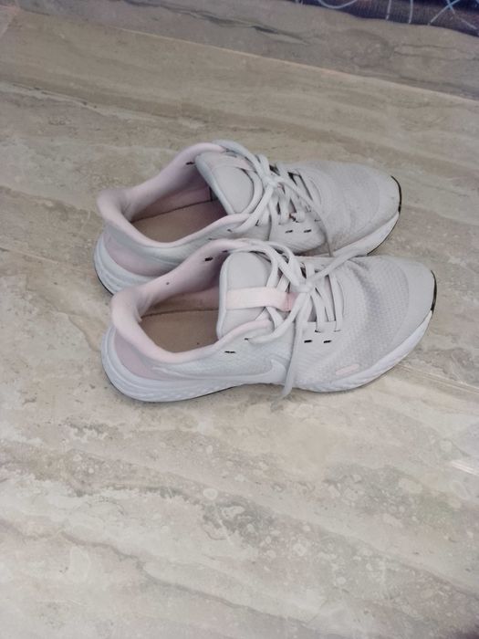 Два чифта обувки Nike