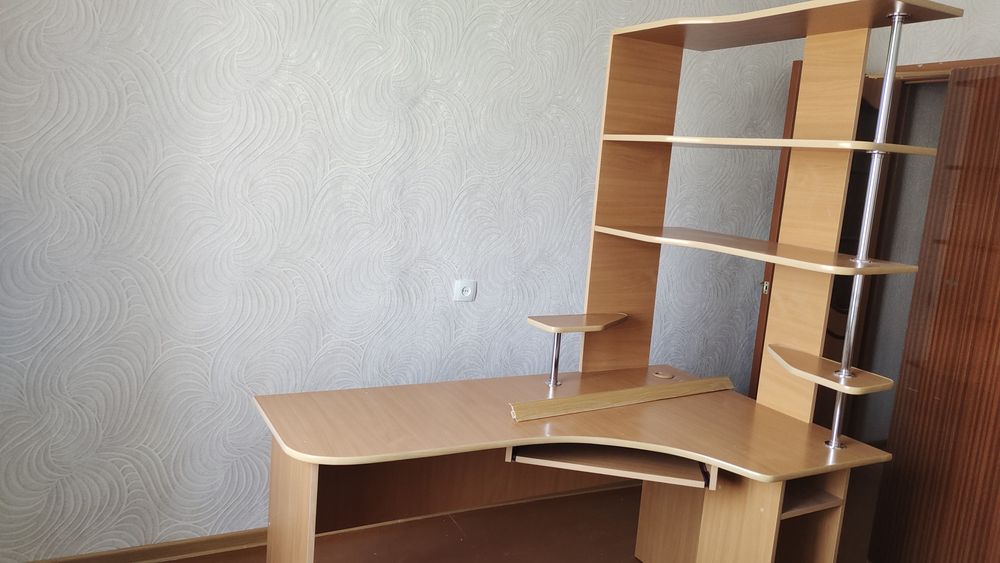 Продам компьютерный стол