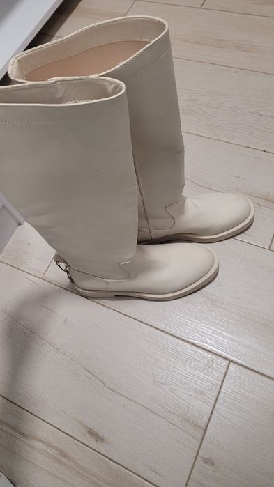 Vand cizme crem deschis noi Zara