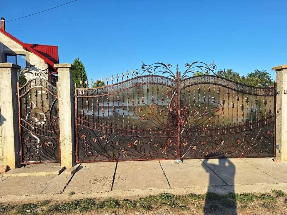 Balustrada, porți, panouri de gard din fier forjat și tablă decupată.