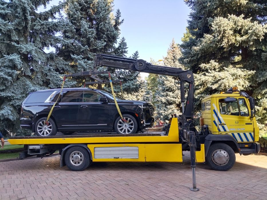 Манипулятор услуги эвакуатор сиежающий платформе