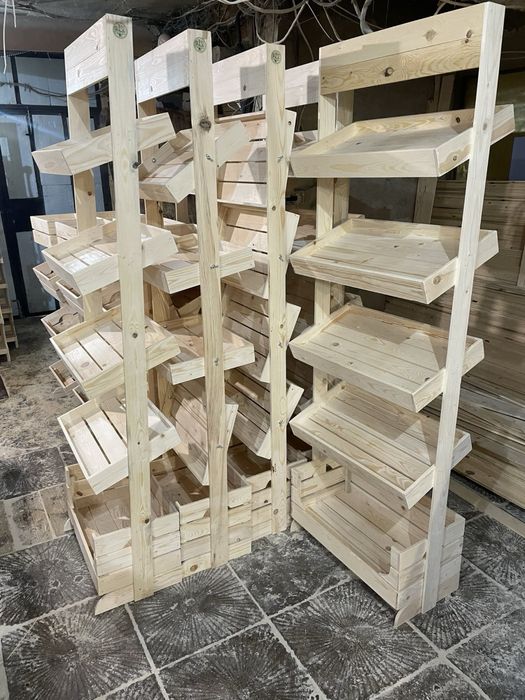 Дървен стъпаловиден стелаж от щайги за плод и зеленчук