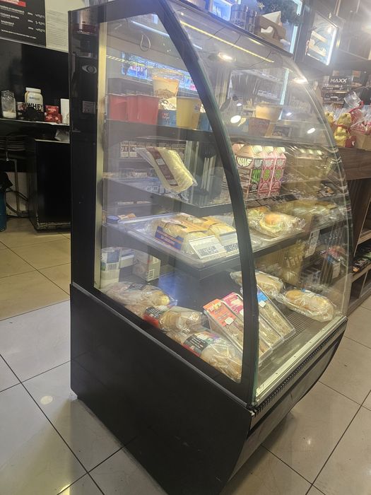 Сладкарска хладилна витрина