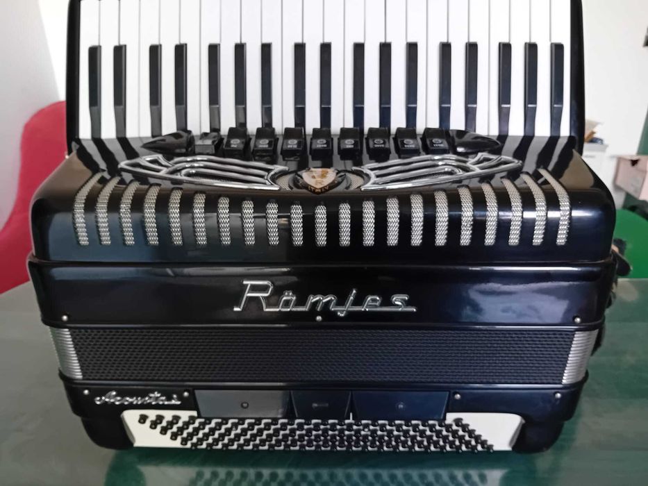 Vînd acordeon Ramjess 120 bași făcut de guerrini