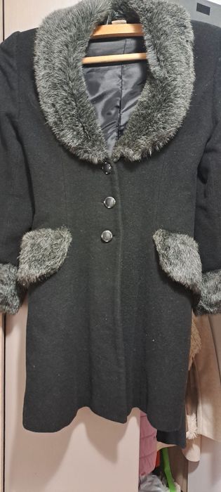 Palton negru. În state bună. Mărimea M .