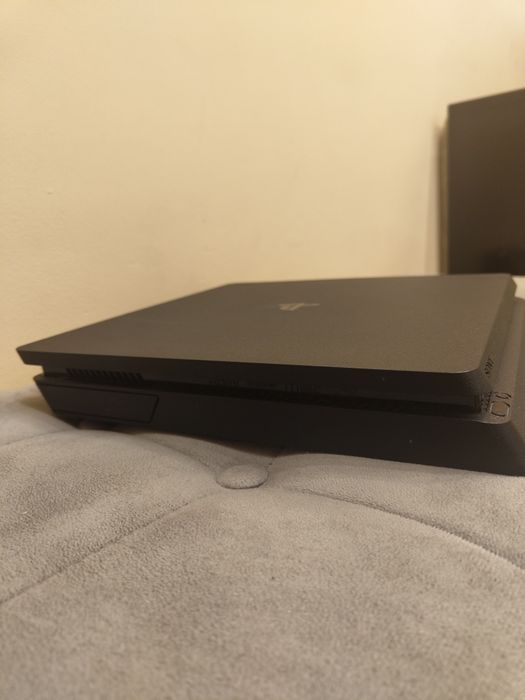 Продавам ps4 с външна памет,2джойстика,7игри