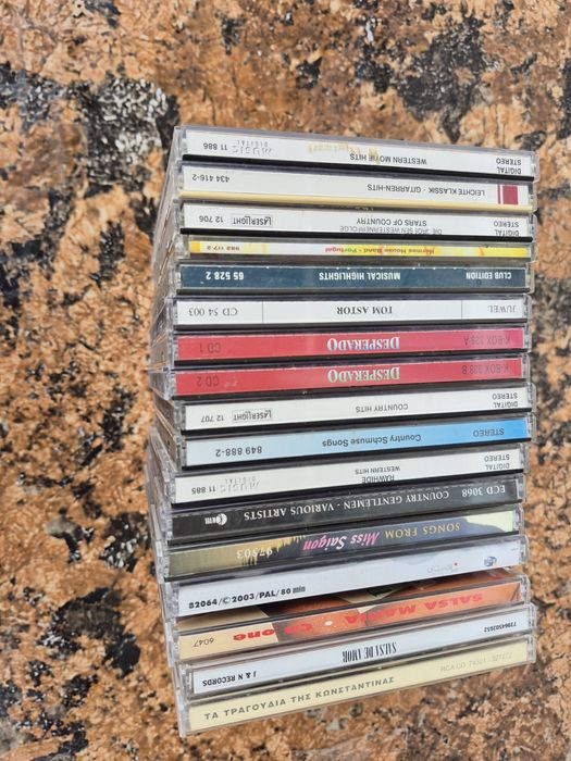 Vând 17CD muzica Country, salsa,grecesca,mixta  artisti internationali