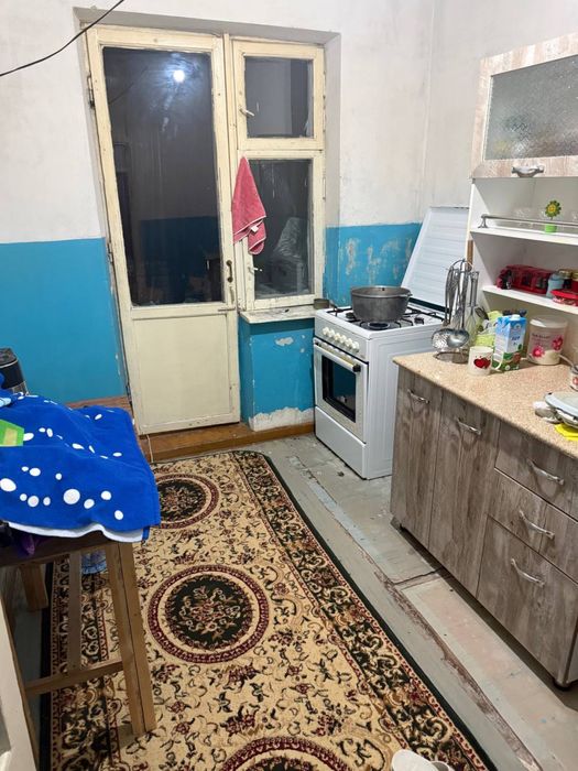 Чирчик шахар 10-микрорайонда квартира сотилади