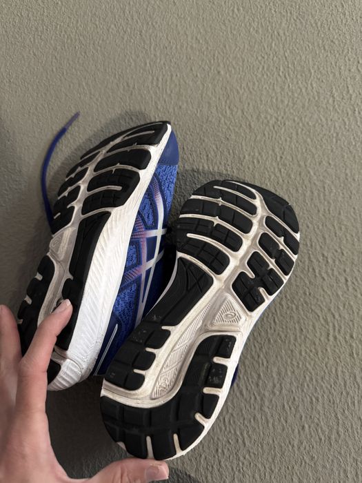 Маратонки Asics.