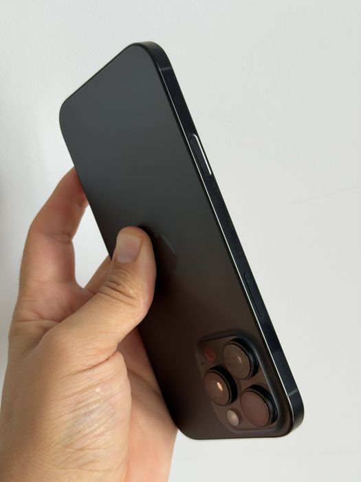 Vând iPhone 16 Pro Max cu baterie de 256 GB, capacitate 95%.