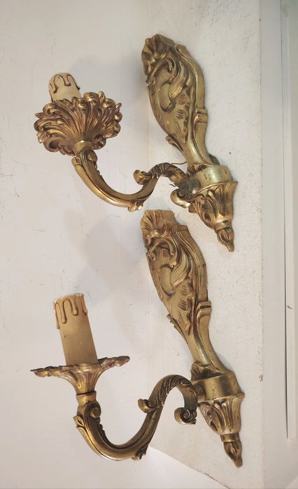 Superb set de aplice antice cu un braț  din bronz masiv in stilul francez Louis ,piese cu o lucrătură de o foarte mare finețe