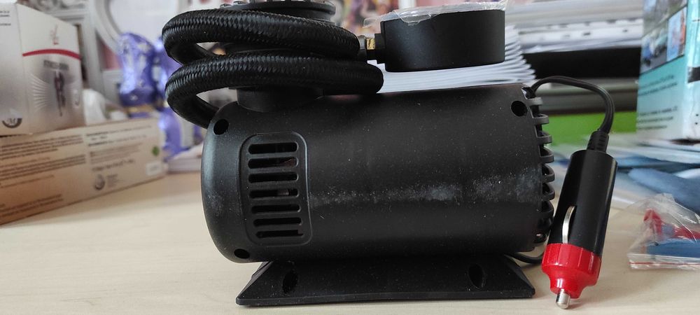 Преносим компресор за помпене на гуми