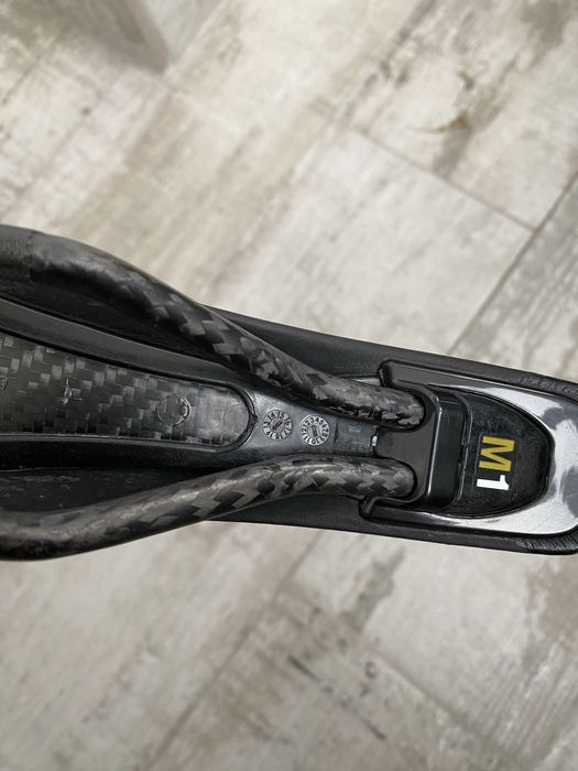 Продавам изцяло карбонова седалка fizik fi’zi:k carbon