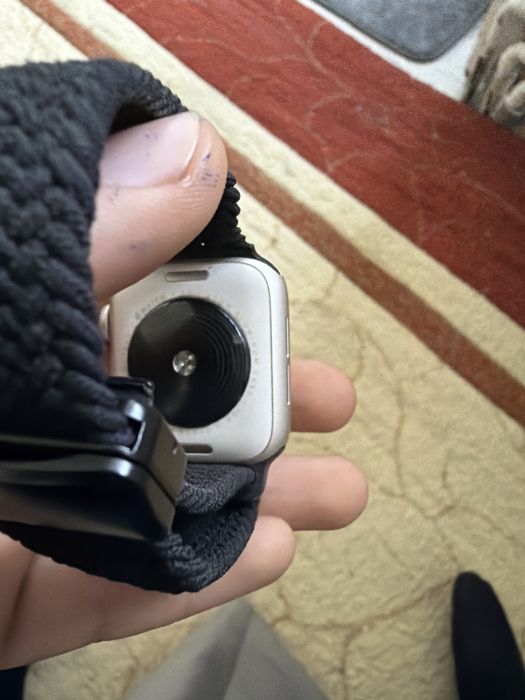 Vând Apple Watch cu câteva mici zgârieturi care se văd în poză în rest este ca nou a fost folosit doar trei luni
