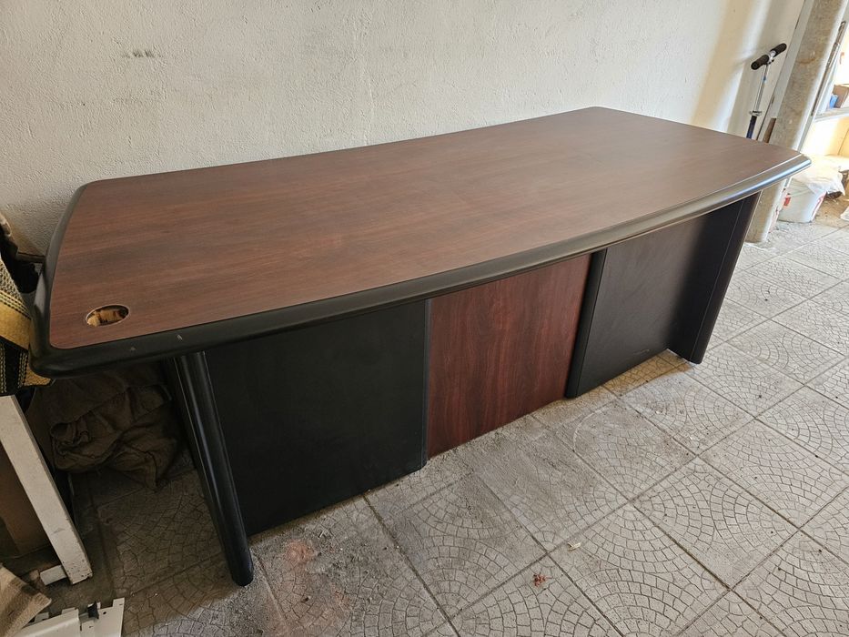 Стол письменный офисный.