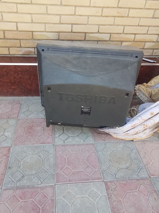 Тиливизор ишлайди.Размери 43