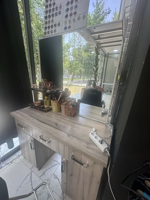 Stilist vizajistlar oynasi sotiladi yangi narxi kelishiladi